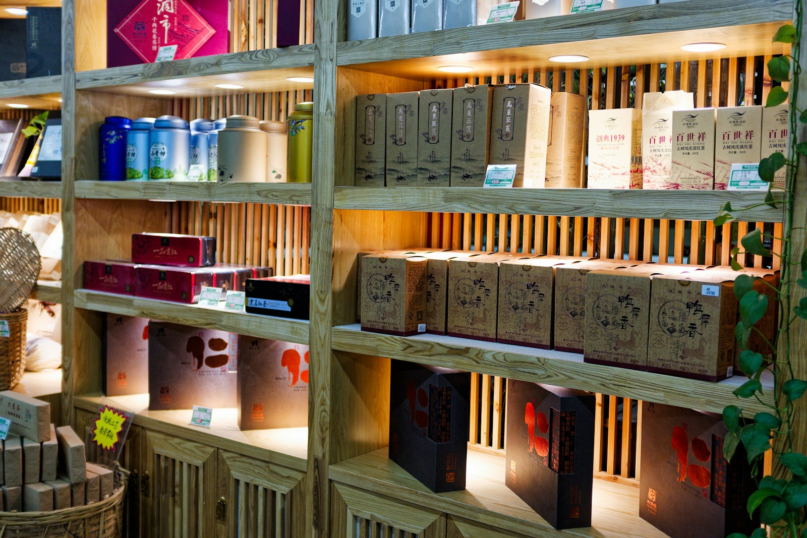 A room filled with lots of shelves filled with boxes